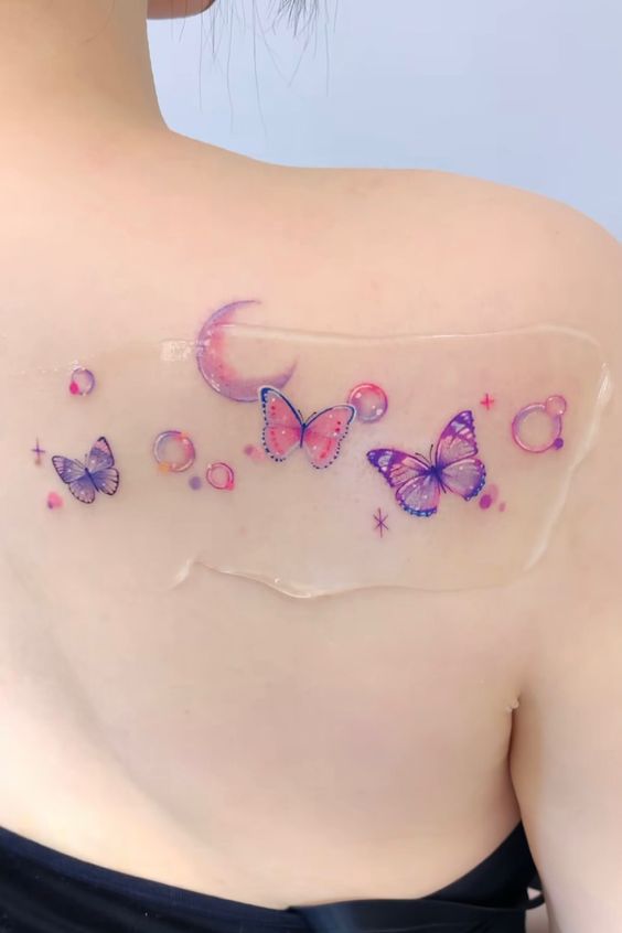 vẻ đẹp sắc màu trên vai Hình xăm bươm bướm và mặt trăng trên vai, phong cách màu nước, hình ảnh độ phân giải cao.