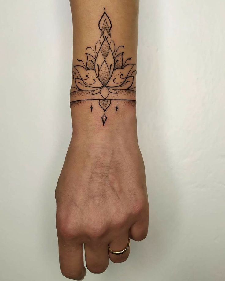Hình xăm hoa văn mandala trên cổ tay, phong cách blackwork, chi tiết rõ nét, ảnh chất lượng HD.