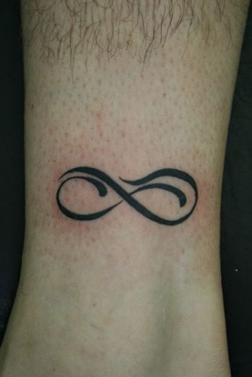 chuỗi luân hồi vô hạn của nhân loại Hình xăm vô cực cổ chân, phong cách blackwork, độ chi tiết cao, ảnh HD.