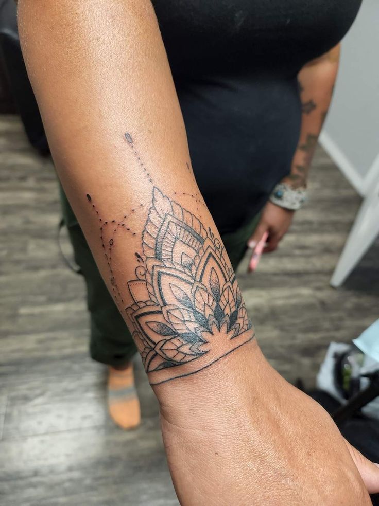 Hình xăm mandala trên cẳng tay phong cách blackwork, chi tiết rõ nét, ảnh chất lượng HD.