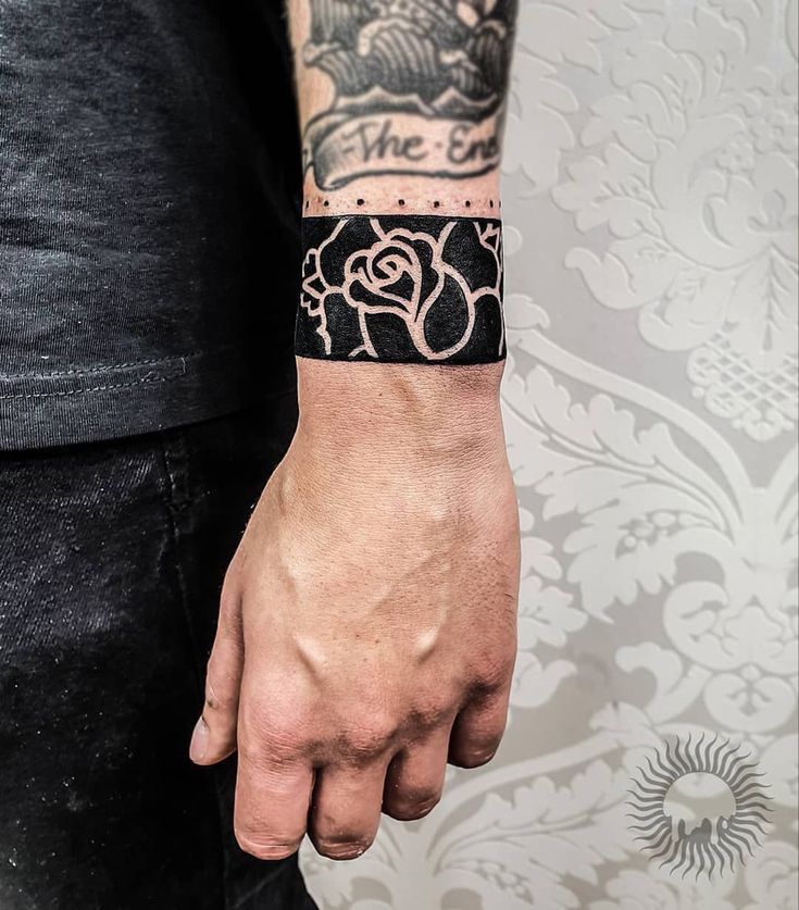 Hình xăm vòng tay hoa hồng blackwork, phong cách tối giản, vị trí cổ tay, ảnh độ phân giải cao HD.