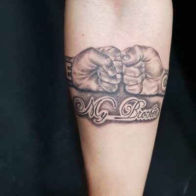 Hình xăm blackwork hai nắm tay, vị trí cẳng tay, chi tiết rõ nét, độ phân giải HD.