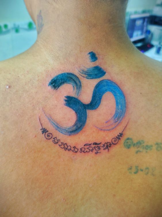 xăm chữ om có màu sau gáy Hình xăm ký hiệu Om màu xanh, vị trí sau cổ, phong cách màu nước, độ chi tiết cao, ảnh HD.