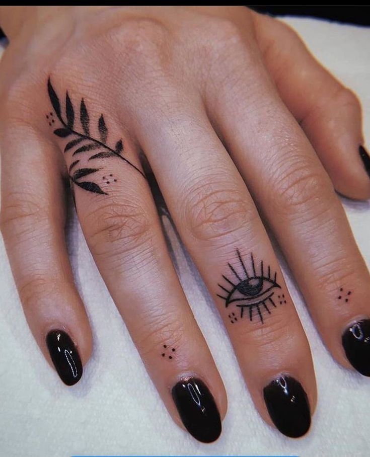 xăm con mắt độc đáo trên ngón tay Hình xăm mắt và lá phong cách blackwork trên ngón tay, chi tiết rõ nét, ảnh HD.