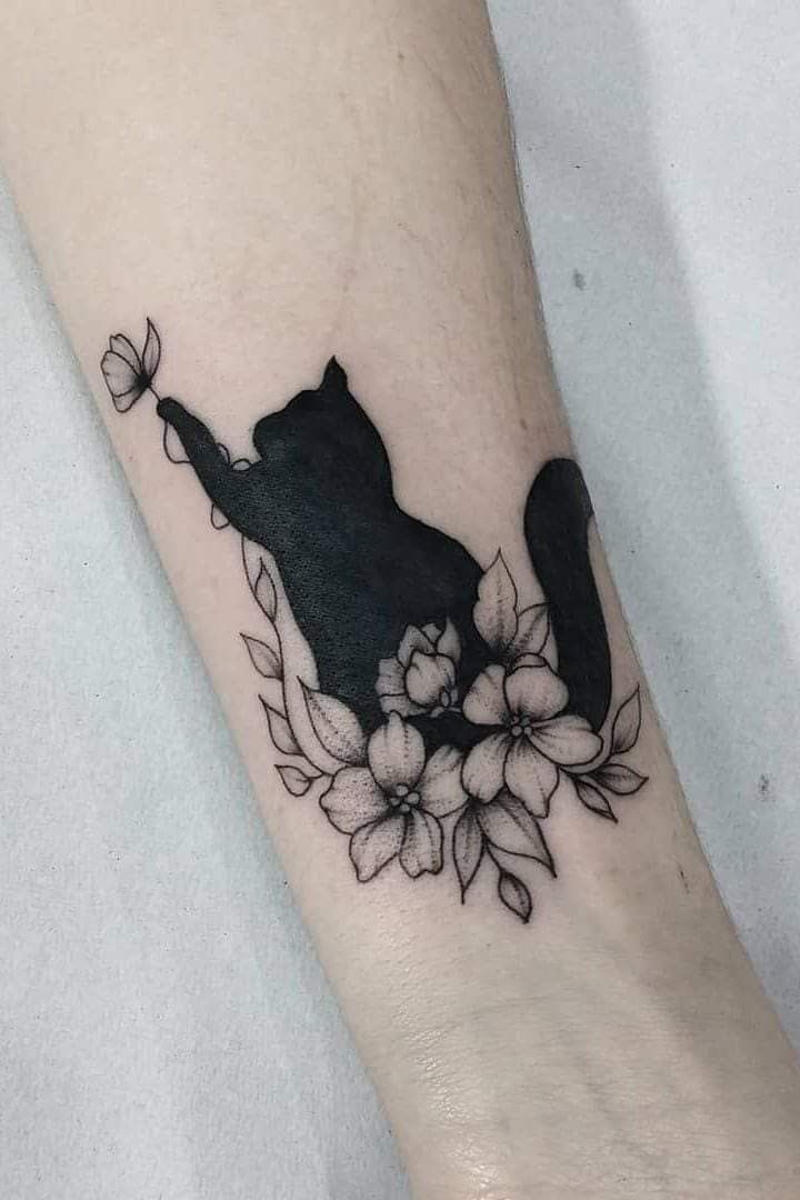 Hình xăm mèo và hoa blackwork trên cánh tay, phong cách tối giản, chi tiết HD.