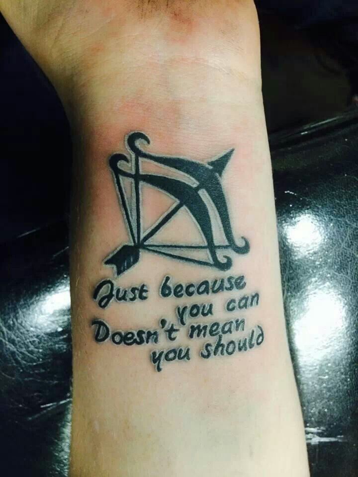 xăm cung tên kèm slogan ý nghĩa Hình xăm chữ và cung tên, cổ tay, phong cách blackwork, độ chi tiết cao, ảnh HD.