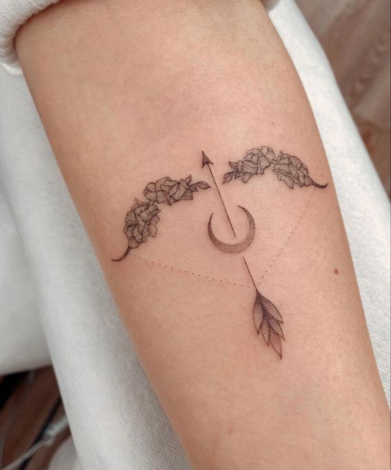 xăm hình cung tên trên tay Hình xăm mũi tên và trăng cách điệu, phong cách blackwork trên cánh tay, độ chi tiết cao, ảnh HD.