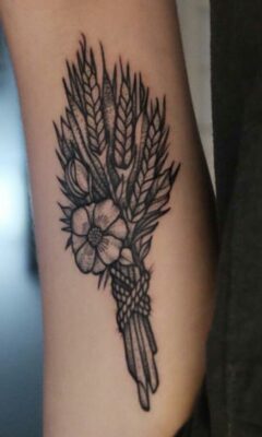 Xăm hình biểu tượng bông lúa Hình xăm bó hoa lúa mì trên tay, phong cách blackwork chi tiết, ảnh chất lượng HD.