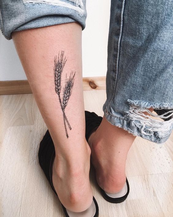 Xăm hình bông lúa nhỏ gọn Hình xăm bông lúa trên chân, phong cách blackwork, chi tiết rõ nét, ảnh HD.