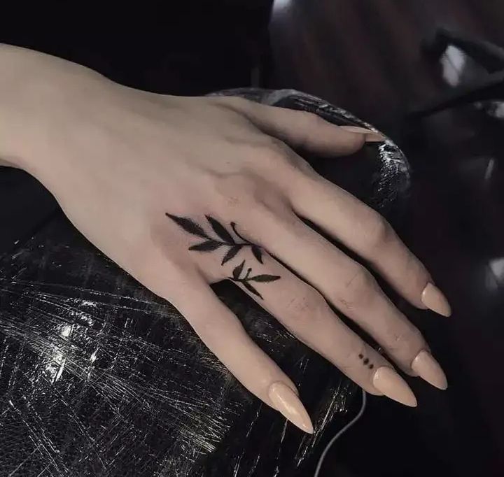 xăm hình chiếc lá trên ngón áp úp Hình xăm lá cây mini trên ngón tay, phong cách blackwork, chi tiết rõ nét, ảnh HD.