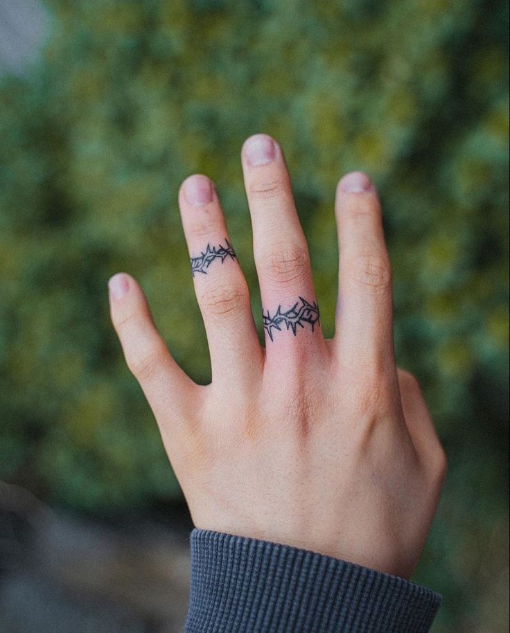 xăm hình chiếc nhẫn ở ngón tay Hình xăm vòng gai trên ngón tay, phong cách blackwork, chi tiết rõ nét, ảnh HD.