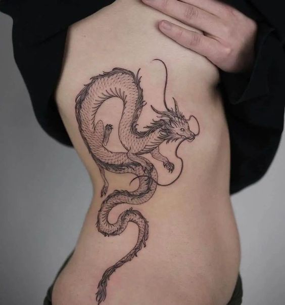 Hình xăm rồng blackwork trên sườn, chi tiết tinh xảo, phong cách cổ điển, độ phân giải HD.