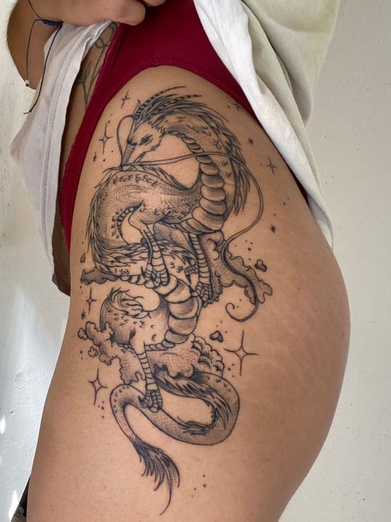 Hình xăm rồng blackwork trên đùi, phong cách chi tiết, ảnh HD.