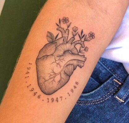 xăm hình trái tim dành cho anh em yêu thích cá tính Hình xăm trái tim và hoa trên tay, phong cách blackwork, chi tiết rõ nét, ảnh HD.