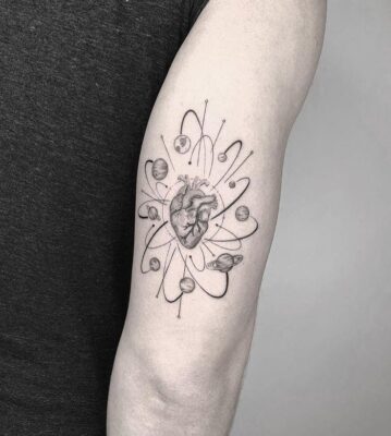 xăm hình trái tim để thêm yêu bản thân Hình xăm trái tim phong cách blackwork trên cánh tay, chi tiết, độ phân giải HD.