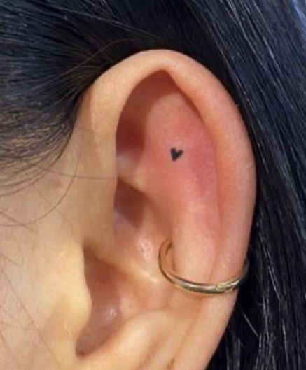 hình xăm trái tim tí hon ở tai Hình xăm mini trái tim trên vành tai, phong cách blackwork, ảnh HD.