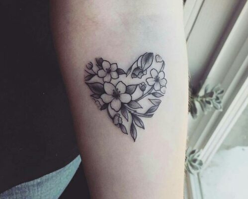 xăm hình trái tim từ hoa lá cực sáng tạo Hình xăm hoa trái tim trên tay, phong cách blackwork, độ chi tiết cao, ảnh HD.