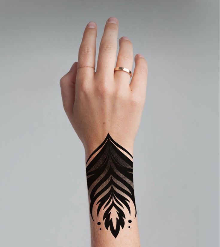 Hình xăm hoa văn blackwork trên cổ tay, chi tiết sắc nét, độ phân giải HD.