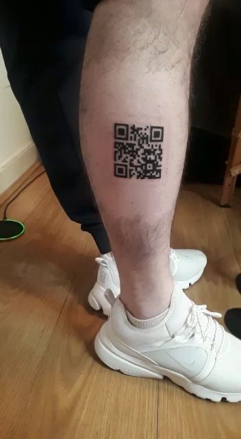 Hình xăm QR code trên chân, phong cách blackwork, chi tiết rõ nét, ảnh HD.