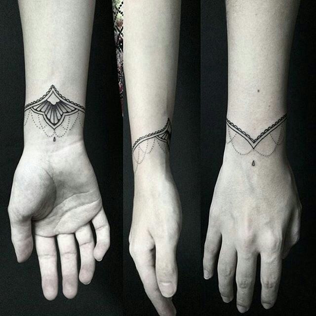 Hình xăm vòng tay phong cách blackwork, chi tiết tinh tế, vị trí cổ tay, ảnh chất lượng HD.