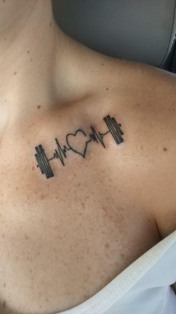 Hình xăm nhịp tim và tạ trên vai, phong cách blackwork, độ phân giải HD.
