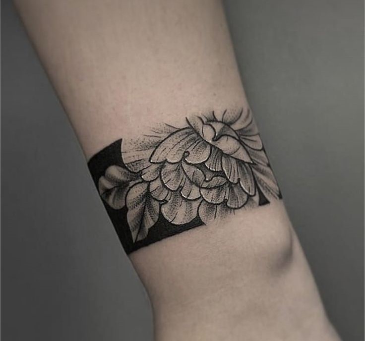 Hình xăm hoa cổ điển trên cổ tay, phong cách blackwork, chi tiết tinh xảo, ảnh HD.
