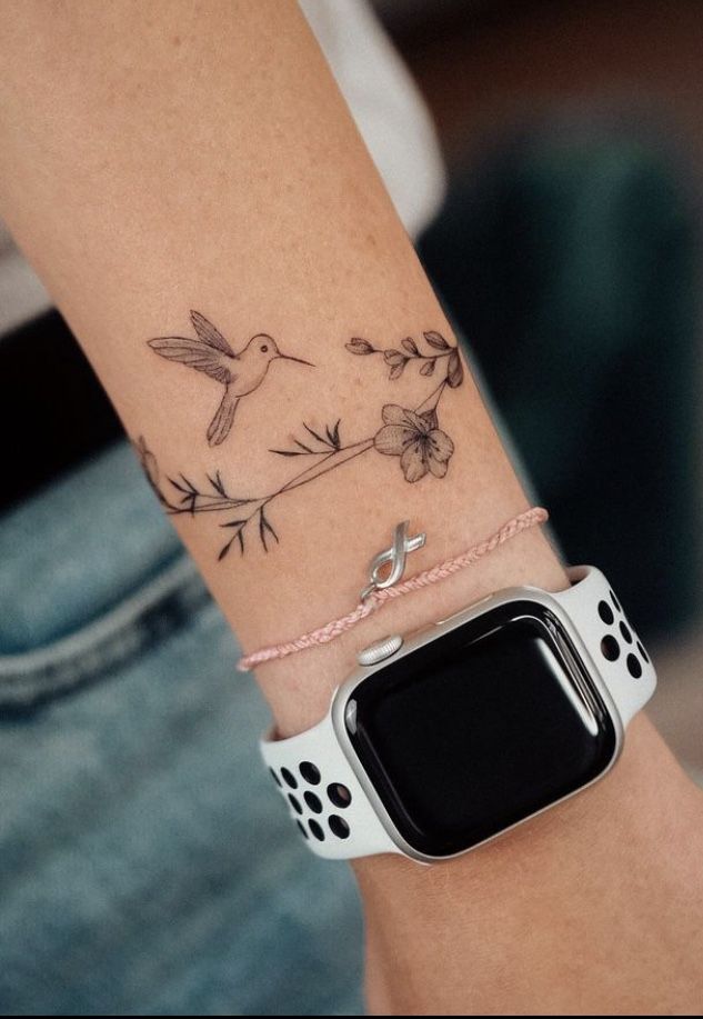 Hình xăm chim ruồi và hoa trên cổ tay, phong cách blackwork, chi tiết tinh tế, ảnh HD.