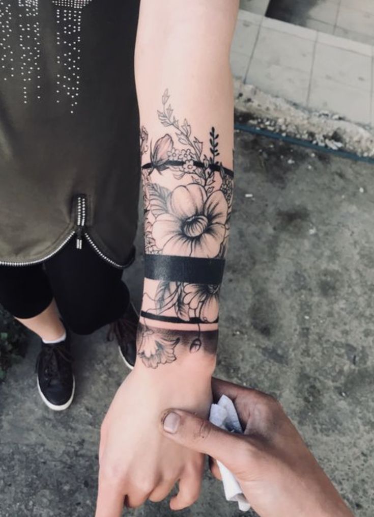 Hình xăm hoa trên tay, phong cách blackwork chi tiết, ảnh HD.