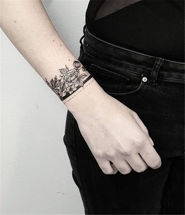 Hình xăm hoa blackwork trên cổ tay, chi tiết tinh xảo, ảnh HD.