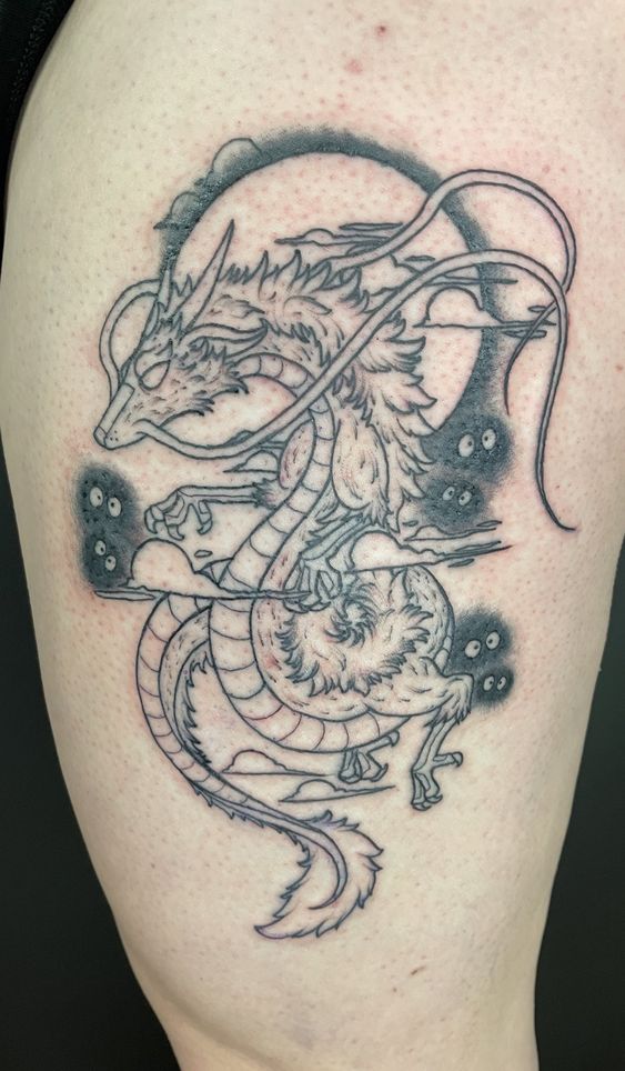 Hình xăm rồng phong cách blackwork trên bắp tay, chi tiết tinh xảo, ảnh HD.