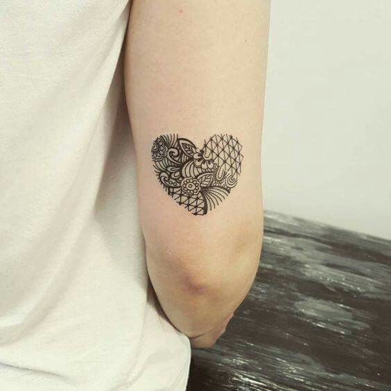 ý tưởng cho hình xăm trái tim mạnh mẽ Hình xăm trái tim hoa văn trên tay, phong cách blackwork, chi tiết sắc nét, độ phân giải HD.