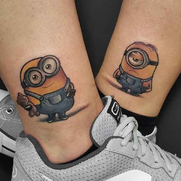 ý tưởng tattoo biểu cảm của nhân vật hoạt hình theo yêu cầu Hình xăm Minion trên chân, phong cách màu sắc, chi tiết rõ nét, độ phân giải HD.