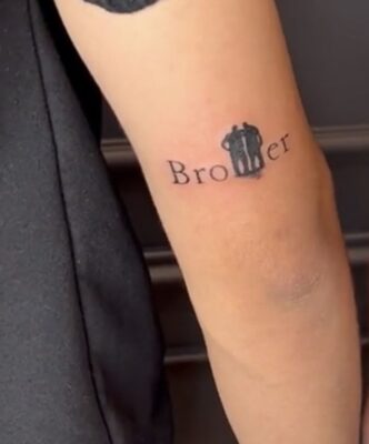 Hình xăm chữ "Brother" trên tay, phong cách blackwork, chi tiết đơn giản, độ phân giải HD.