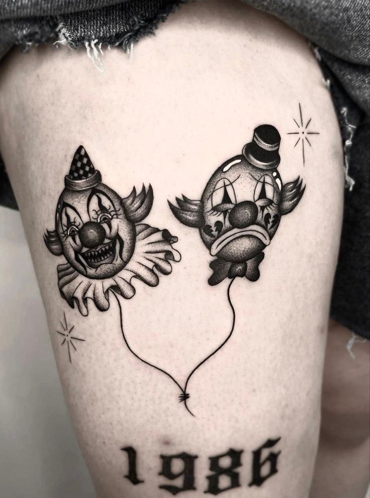 Hình xăm chú hề blackwork trên đùi, phong cách cổ điển, chi tiết rõ nét, ảnh chất lượng HD.
