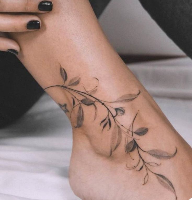 Hình xăm hoa lá trên mắt cá chân phong cách blackwork, chi tiết tinh tế, ảnh HD.