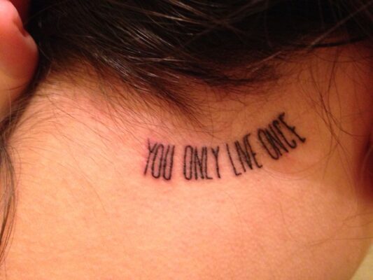 ý tưởng tattoo câu châm ngôn sống sau cổ Hình xăm chữ "You Only Live Once" sau gáy, phong cách tối giản, độ phân giải HD.