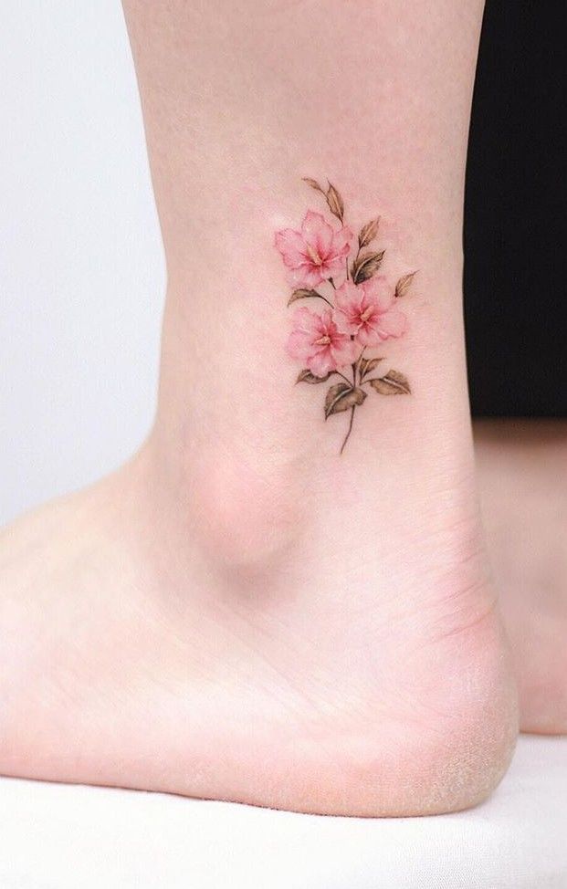 Hình xăm hoa trên mắt cá chân, phong cách màu nước nhẹ nhàng, chi tiết rõ nét, độ phân giải HD.