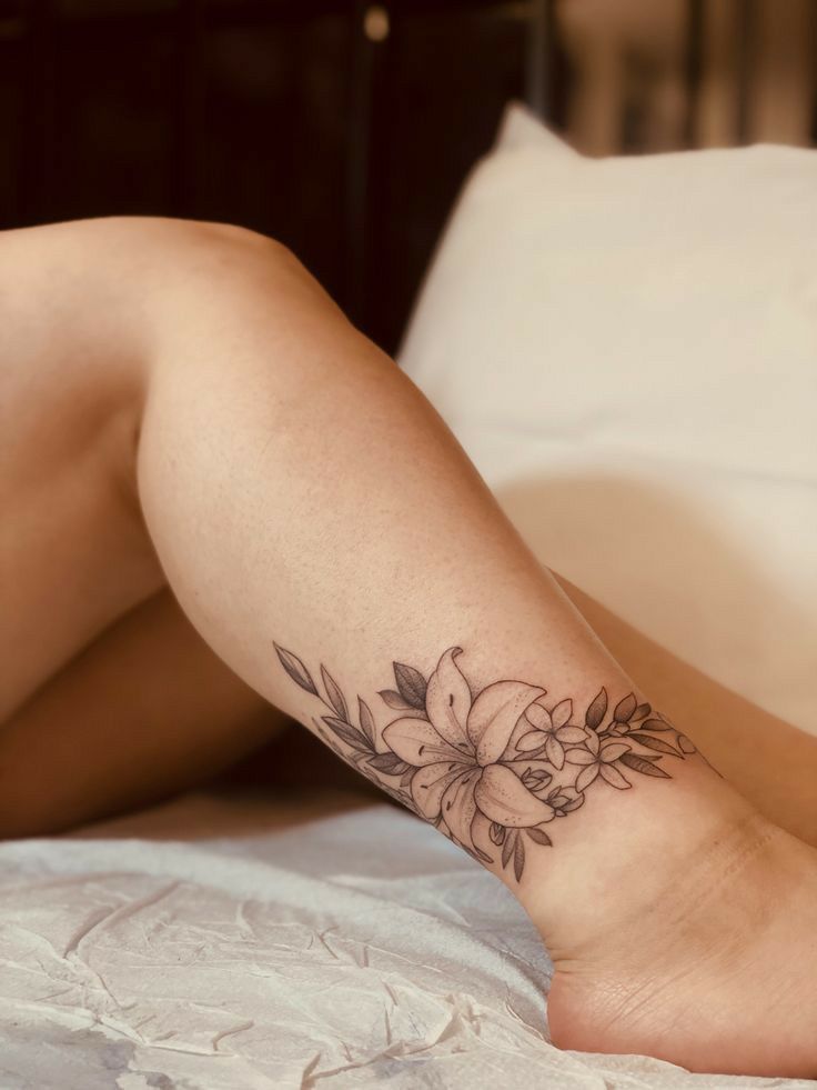 Hình xăm hoa trên cổ chân, phong cách blackwork chi tiết, ảnh HD chất lượng cao.