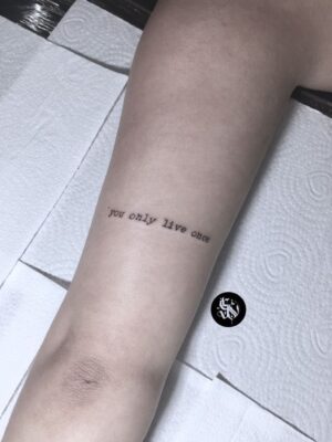 ý tưởng tattoo chữ you only live once mini Hình xăm chữ mini trên tay, phong cách tối giản, độ phân giải HD.