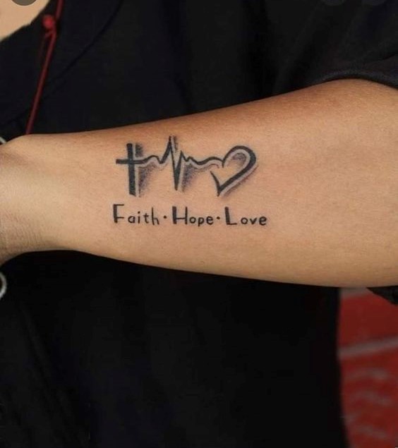 Hình xăm chữ "Faith Hope Love" phong cách blackwork trên tay, chi tiết rõ nét, độ phân giải HD.
