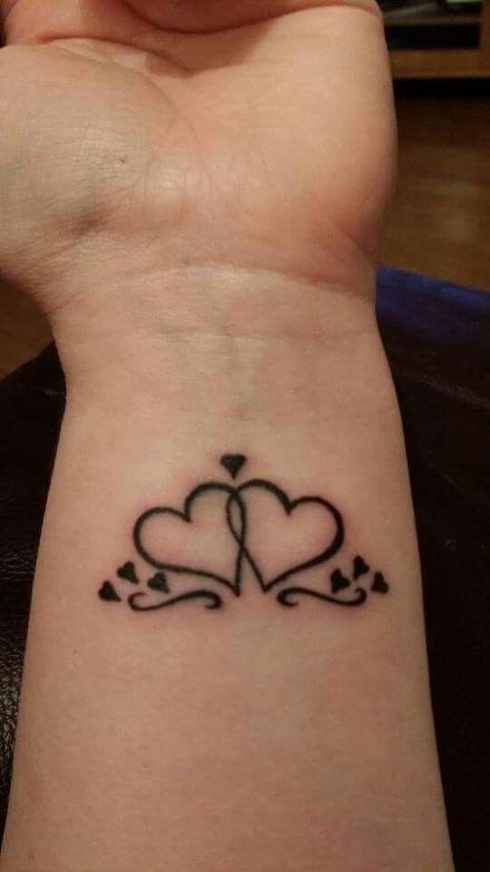Ý tưởng xăm cặp trái tim biểu tượng cho tình yêu Hình xăm trái tim đôi trên cổ tay, phong cách blackwork, chi tiết đơn giản, ảnh HD.