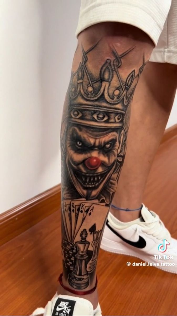 Hình xăm chú hề hoàng gia phong cách blackwork trên chân, chi tiết sắc nét, độ phân giải HD.