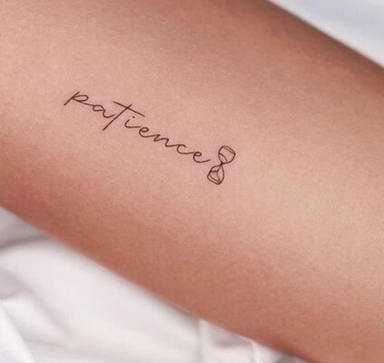 Hình xăm chữ "patience" và đồng hồ cát trên cánh tay, phong cách tối giản, ảnh HD.