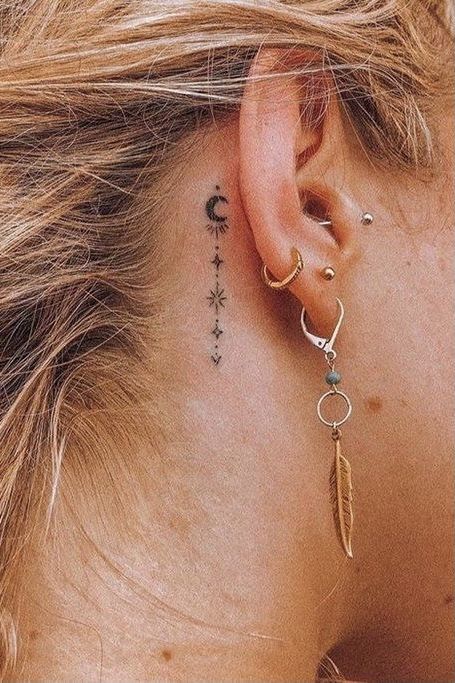 Hình xăm mini mặt trăng và sao phong cách blackwork sau tai, chi tiết, ảnh HD.