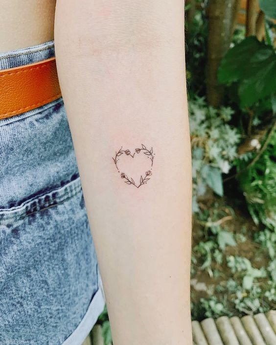 ý tượng xăm trái tim từ nhành lá mini Hình xăm vòng hoa mini dạng trái tim trên cánh tay, phong cách tối giản, độ phân giải HD.