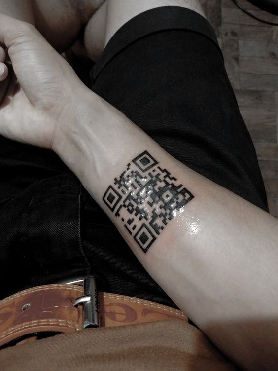 Hình xăm mã QR trên cổ tay, phong cách blackwork, độ chi tiết cao, ảnh HD.