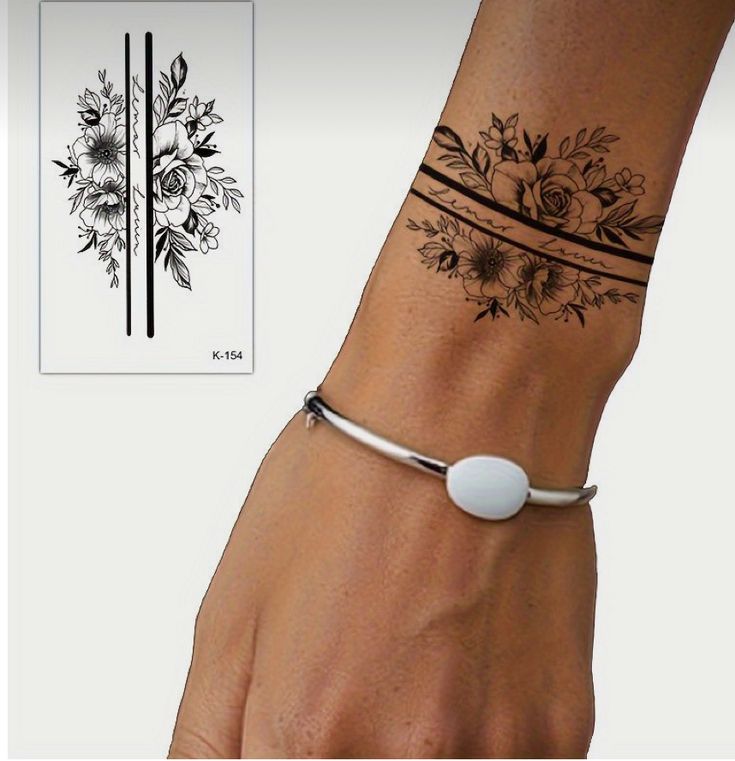 Hình xăm hoa cổ tay phong cách blackwork, chi tiết sắc nét, độ phân giải HD.