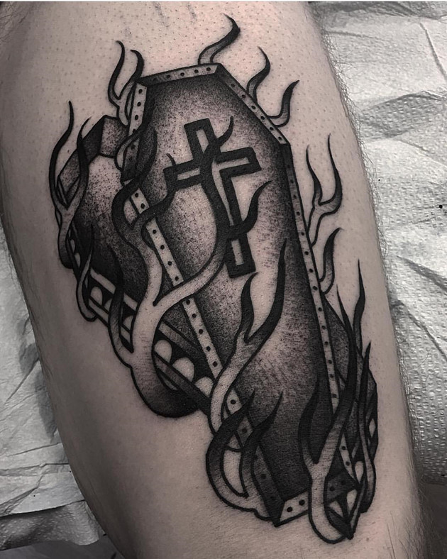 Hình xăm quan tài và thánh giá phong cách blackwork trên bắp tay, độ chi tiết cao, ảnh HD.