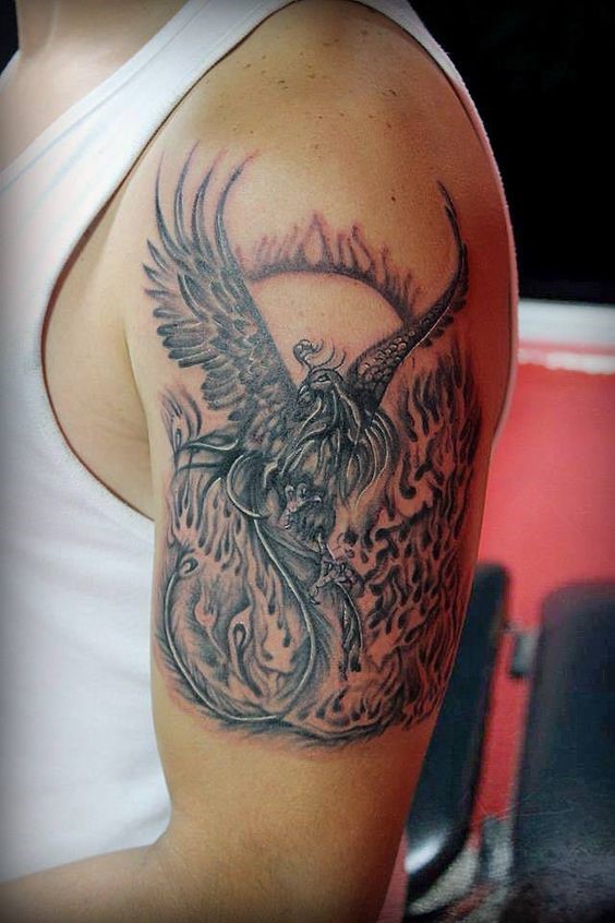 Tattoo phượng hoàng lửa đơn sắc của khách cực đẹp Hình xăm phượng hoàng trên bắp tay, phong cách blackwork chi tiết, độ phân giải HD.
