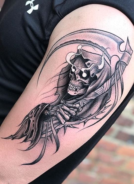 Hình xăm Grim Reaper ở bắp tay, phong cách blackwork, chi tiết, độ phân giải HD.